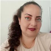 Docente que imparte clases tanto virtual como presencial